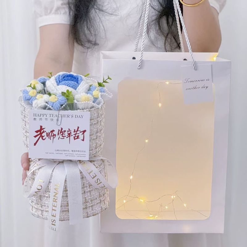 卒業シーズンのニットの毛糸のバラの花束の中で大学入試は卒業を祝福します。|undefined