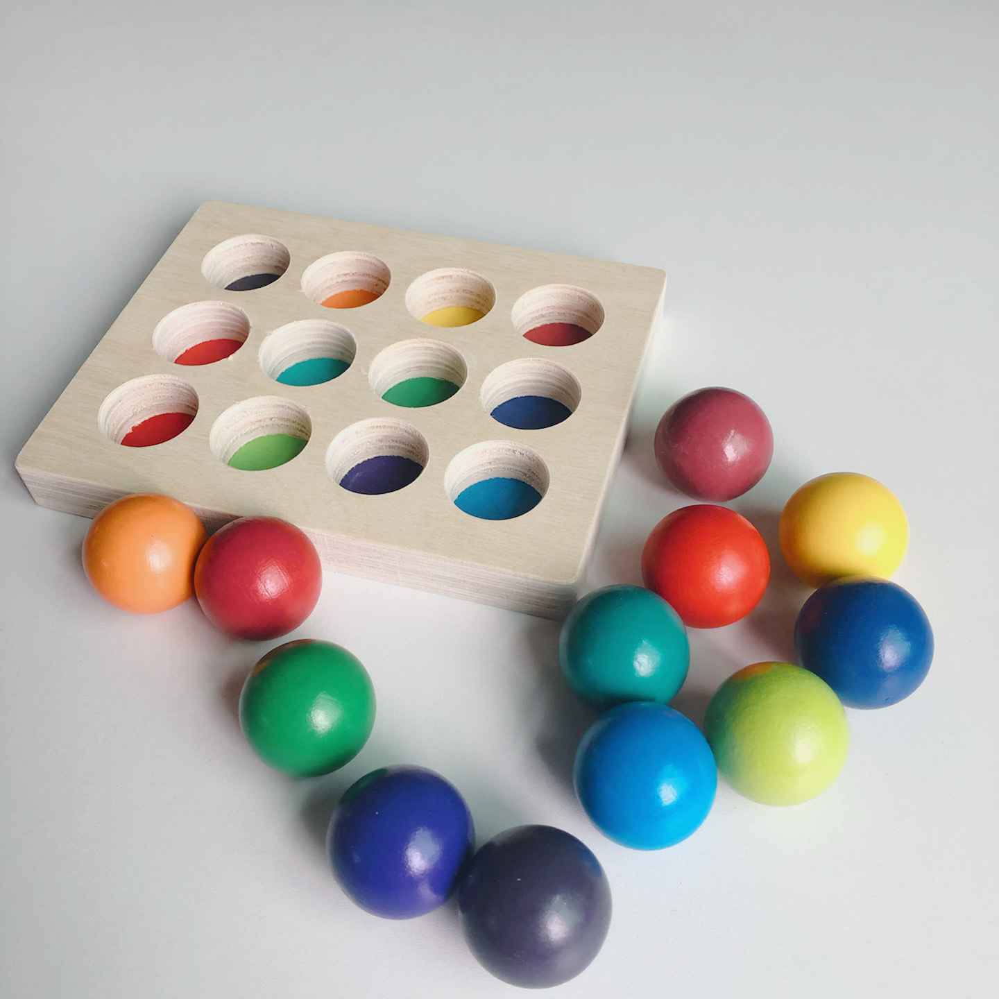 Tablero de clasificación de bolas de arco iris de madera de 12 colores Cognición de color a juego para niños y niñas de educación temprana juguetes educativos de iluminación