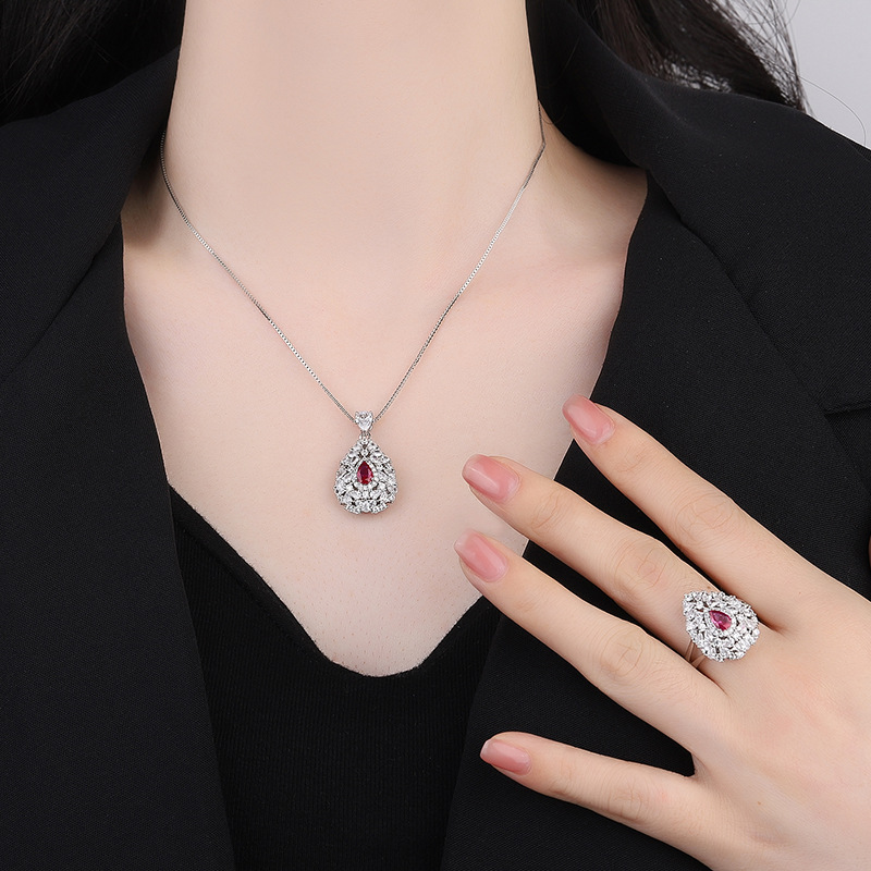 Zhuang Sheng joyería nueva TikTok Venta caliente joyería de moda traje de simulación corindón rojo anillo colgante piedra principal 4*6