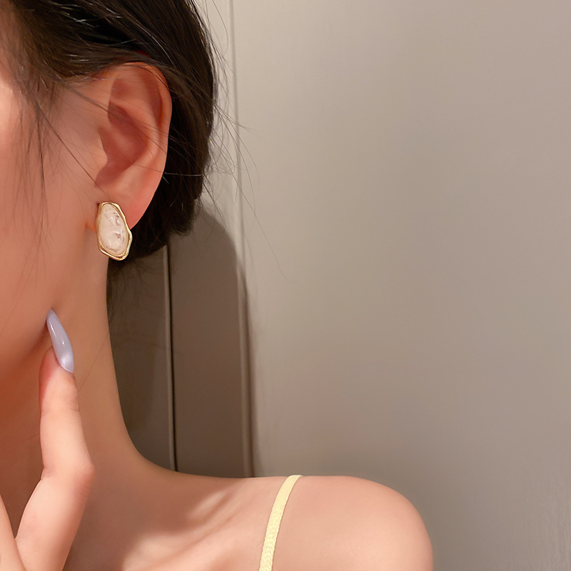 Wholesale Fashion Asymmetrical Geometric Resin Stud Earrings Nihaojewelry display picture 5