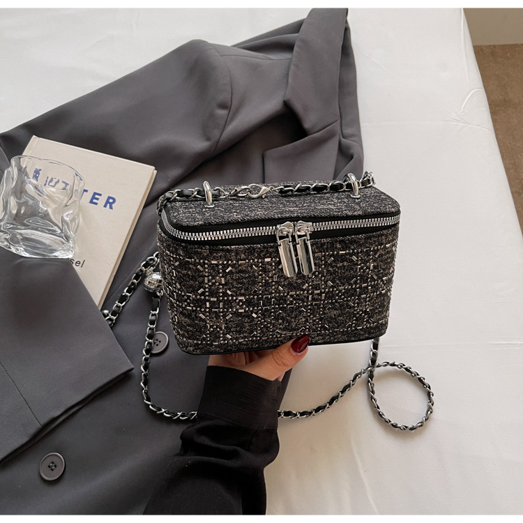 The diamond-shaped chain crossbody bag for women in the summer of 2025 features a fashionable and niche design. This year, the box bucket bag is in vogue undefined