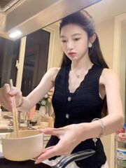 フレンチピュアスタイルレースVネックブラックシャツ夏の女性のニットノースリーブベストデザインニッチトップ
