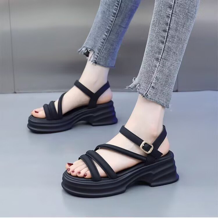 Sandalias de fondo grueso para mujeres verano 2026 nuevo estilo de ropa exterior alta sensación versátil Roma slope talón muffin hadas sandalias super caliente