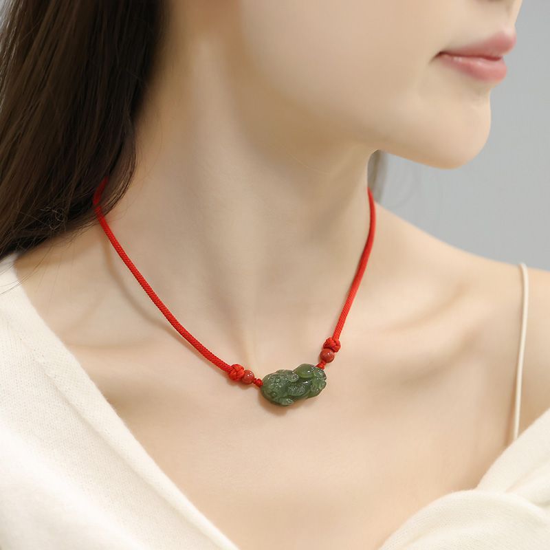 Collar de jade Hotan, cuerda roja trenzada para mujeres, colgante de jade para hombres, pareja, este año de vida, cadena de clavícula, pico explosivo.