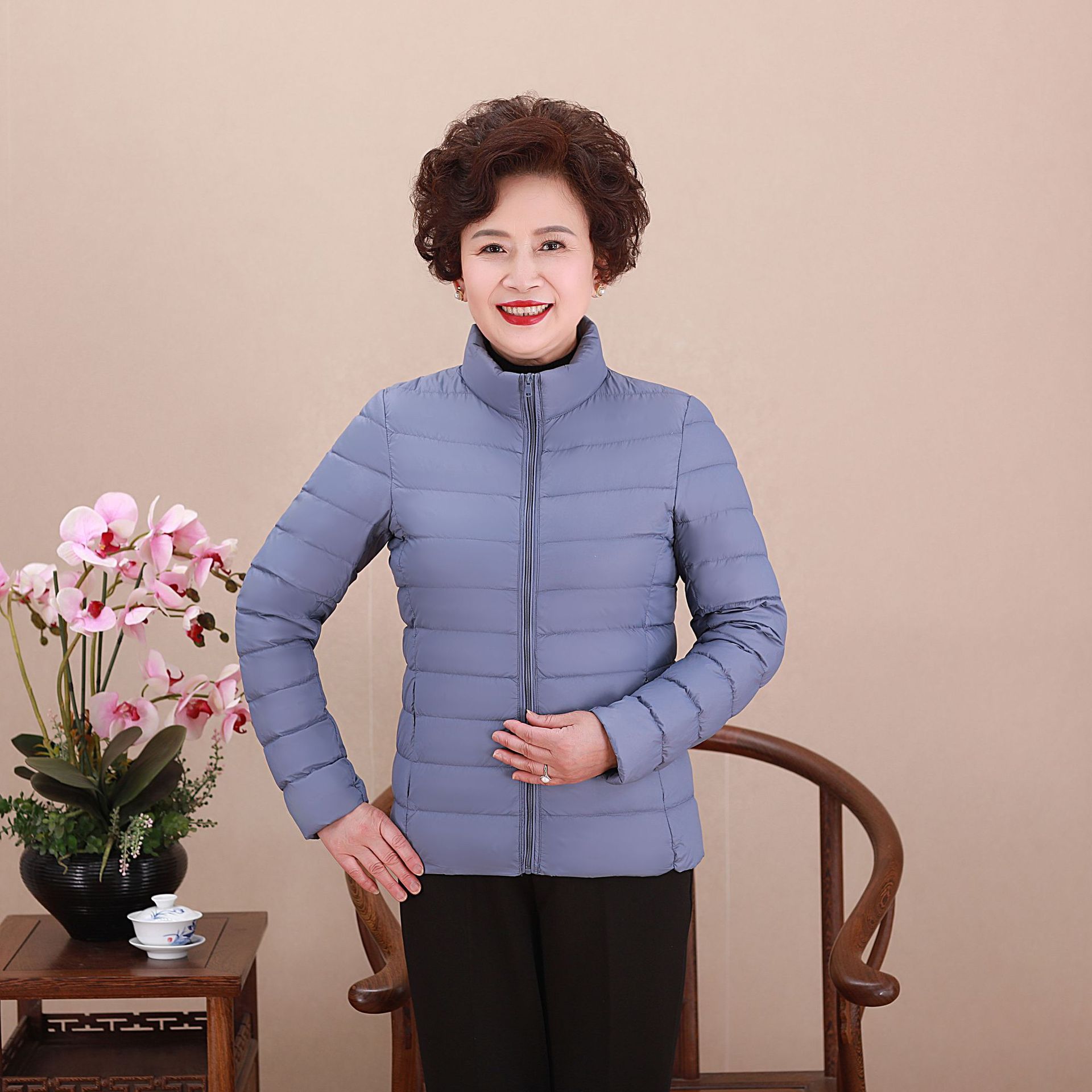 Chaqueta de pluma transfronteriza ligera y delgada nueva dama de mediana edad madres con chaqueta corta con capuzas más grasa MM gruesa