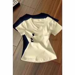 甘いギャルvネックの肩の半袖のtシャツの女性の夏の2025新型の純欲は身を修めてやせている短いタイプの上で服の潮流に行きます。