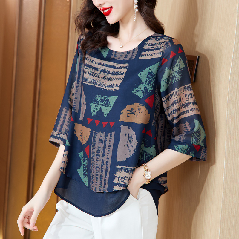Real shot of women's short-sleeved chiffon blouse, new summer style, loose fit, elegant and fashionable, loose pullover.