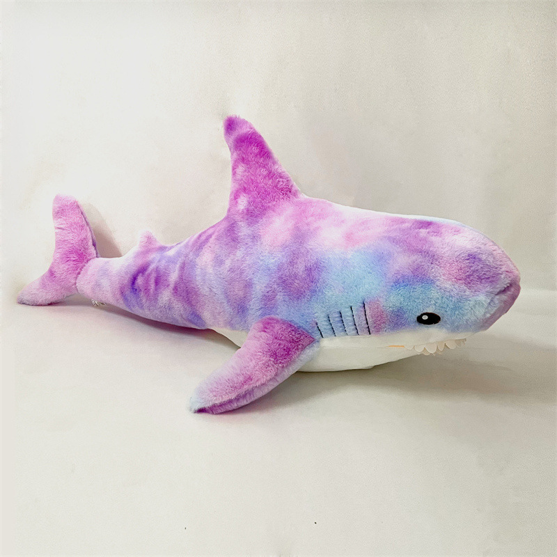 青いサメのぬいぐるみのホジロザメのぬいぐるみ1メートルの長さのサメが枕を抱いて寝て誕生日プレゼントを抱きます。|undefined