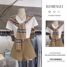 �ļ�С���Ӵ���һ����Ůװ�¿��ʱ������������ж̿�������װ