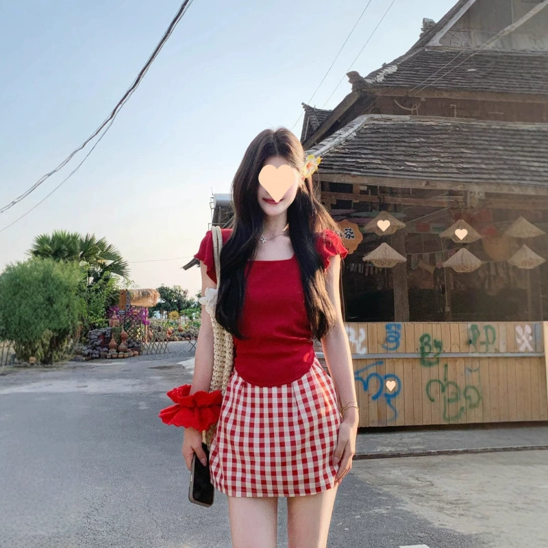 Летний костюм 2025 года для женщин: топ с квадратным воротником, рюшами на рукавах и вязаной текстурой, юбка в клетку с цветочным принтом в стиле «горячая девушка»