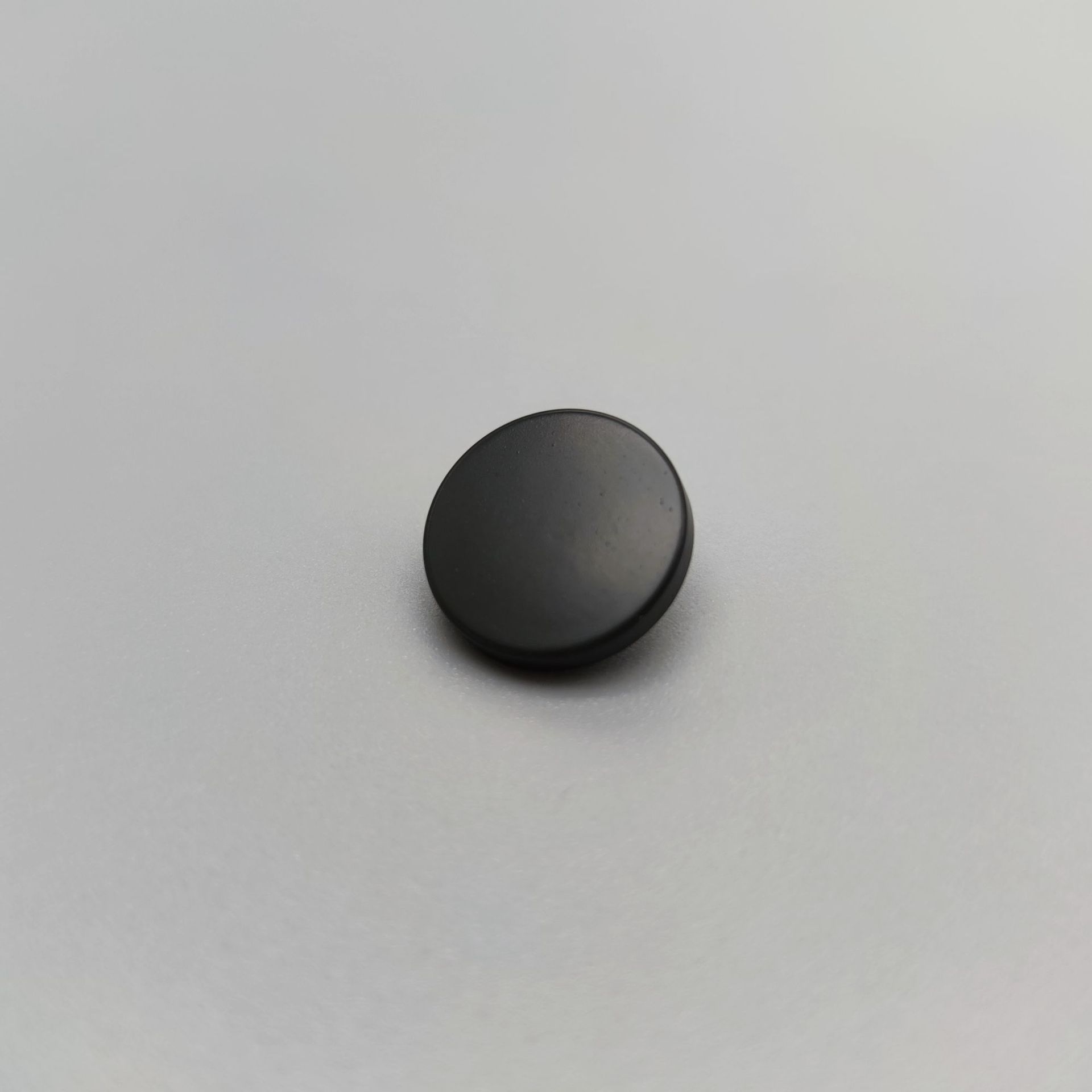 Venta al por mayor de fábrica de metal botón a presión color pintura en aerosol botón plano abrigo de algodón acolchado abajo chaqueta botón