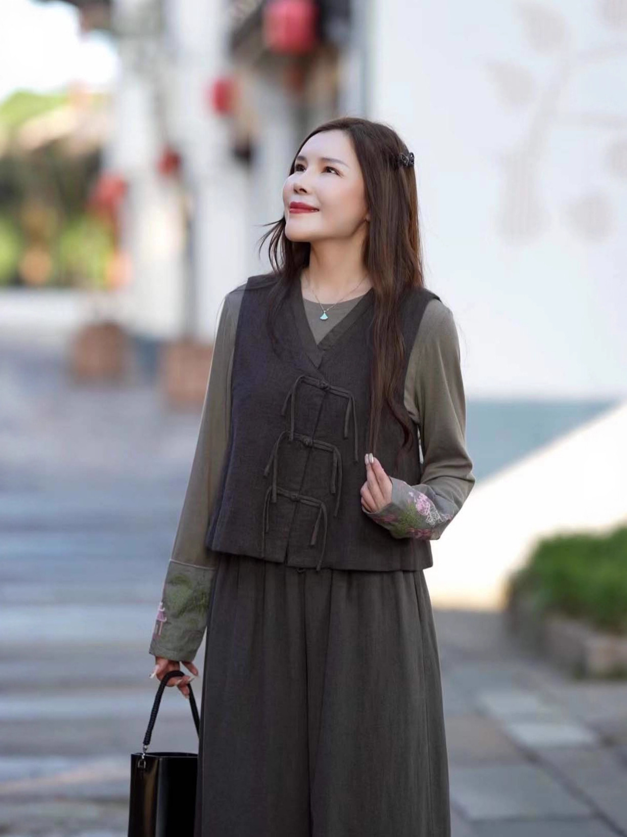 2025 nuevo estilo de otoño estilo nacional de color sólido nuevo estilo chino V collar botón de mujer chaleco chaleco corto image 1