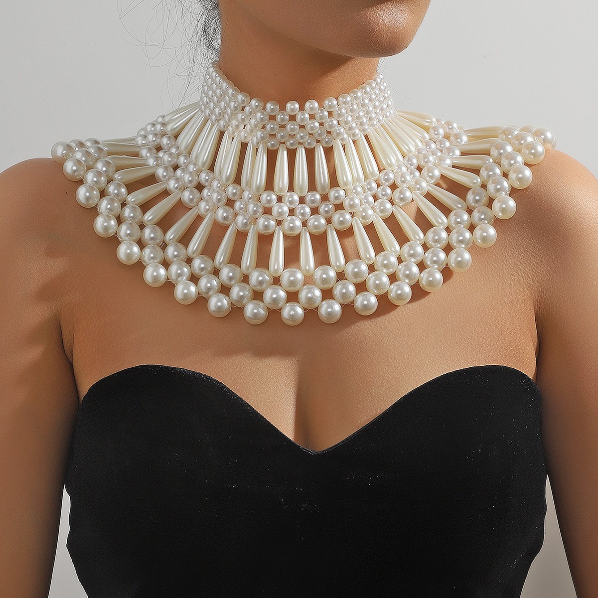 Joyas transfronterizas europeas y americanas cadena de cuerpo de perlas hueca creativa moda sexy chal de perlas borla cadena de pecho de alta calidad
