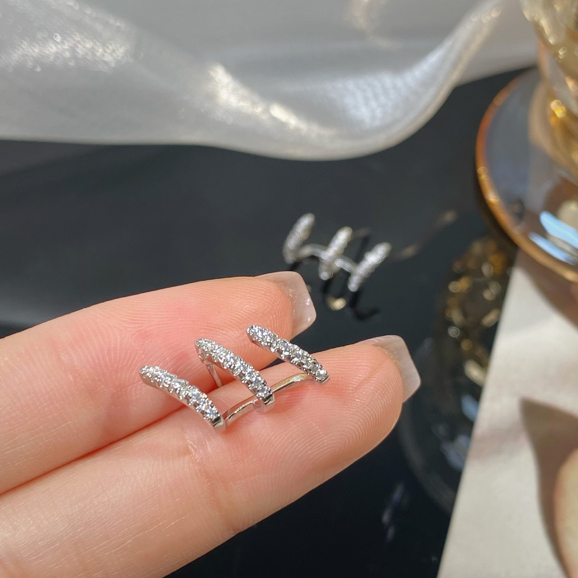 Herrörhängen set i titan med stift och små ringar_voghion.com