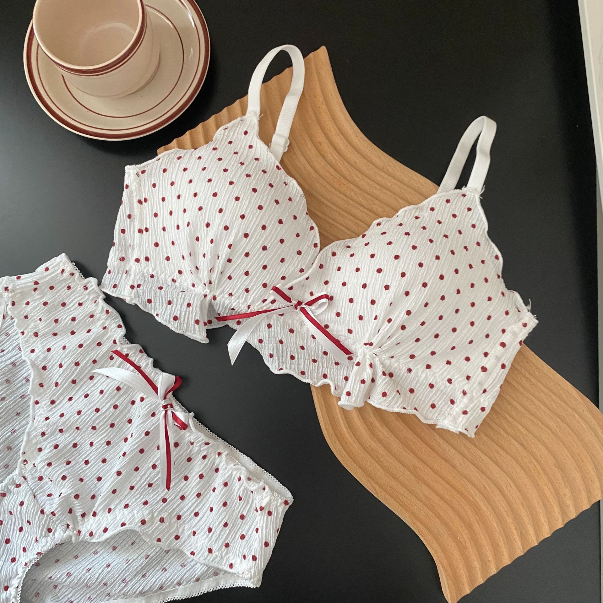 Ropa interior delgada de lunares franceses reunida sin anillo de acero, copa fija para mujer, recolección lateral de leche auxiliar, sujetador de soporte superior anti-flacidez