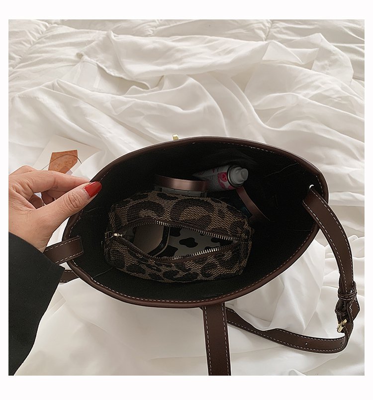 Rétro Nouveau Sac Seau Mode Coréenne Hit Impression Couleur Sac De Messager À Une Épaule Imprimé Léopard display picture 5