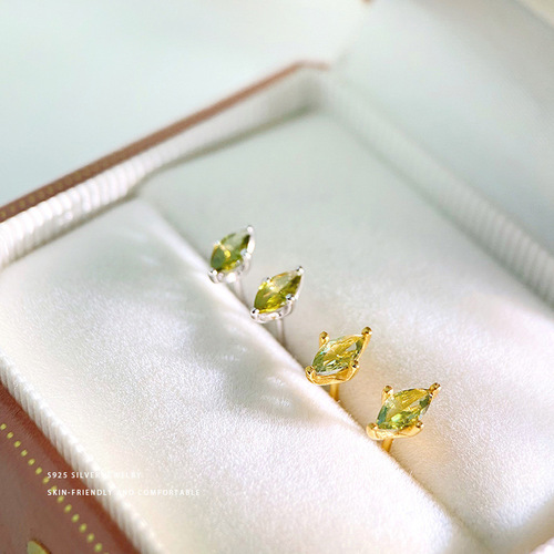 Ganjia S925 sterling silver earrings that don’t need to be picked off when sleeping, simple and elegant, small and exquisite earrings with olive emeralds