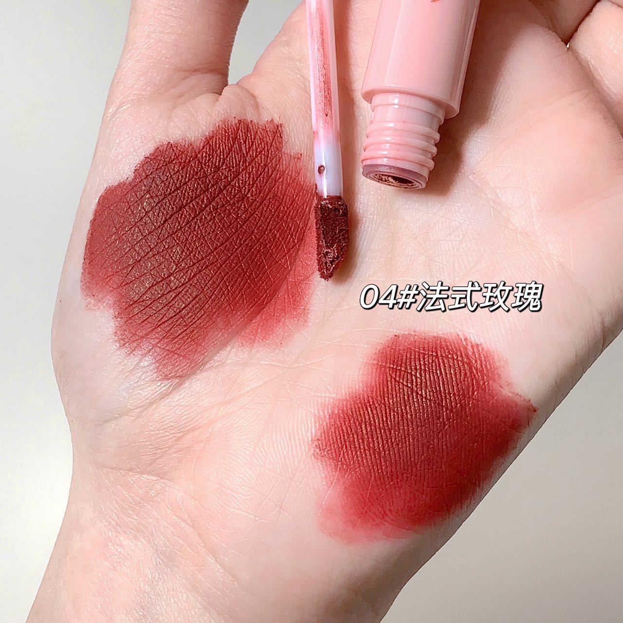 The lip gloss set of lipstick has a matte finish and is not easy to stick to cups. The lip gloss and lip gloss are also good undefined