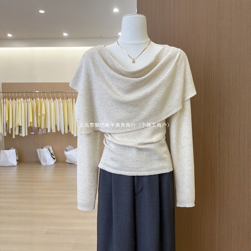 Autumnal design: a long-sleeved knit top with a stylish, flowing neckline, paired with a matching shawl – a two-piece women’s outfit Autumnal design: a long-sleeved knit top with a stylish, flowing neckline, paired with a matching shawl – a two-piece women’s outfit