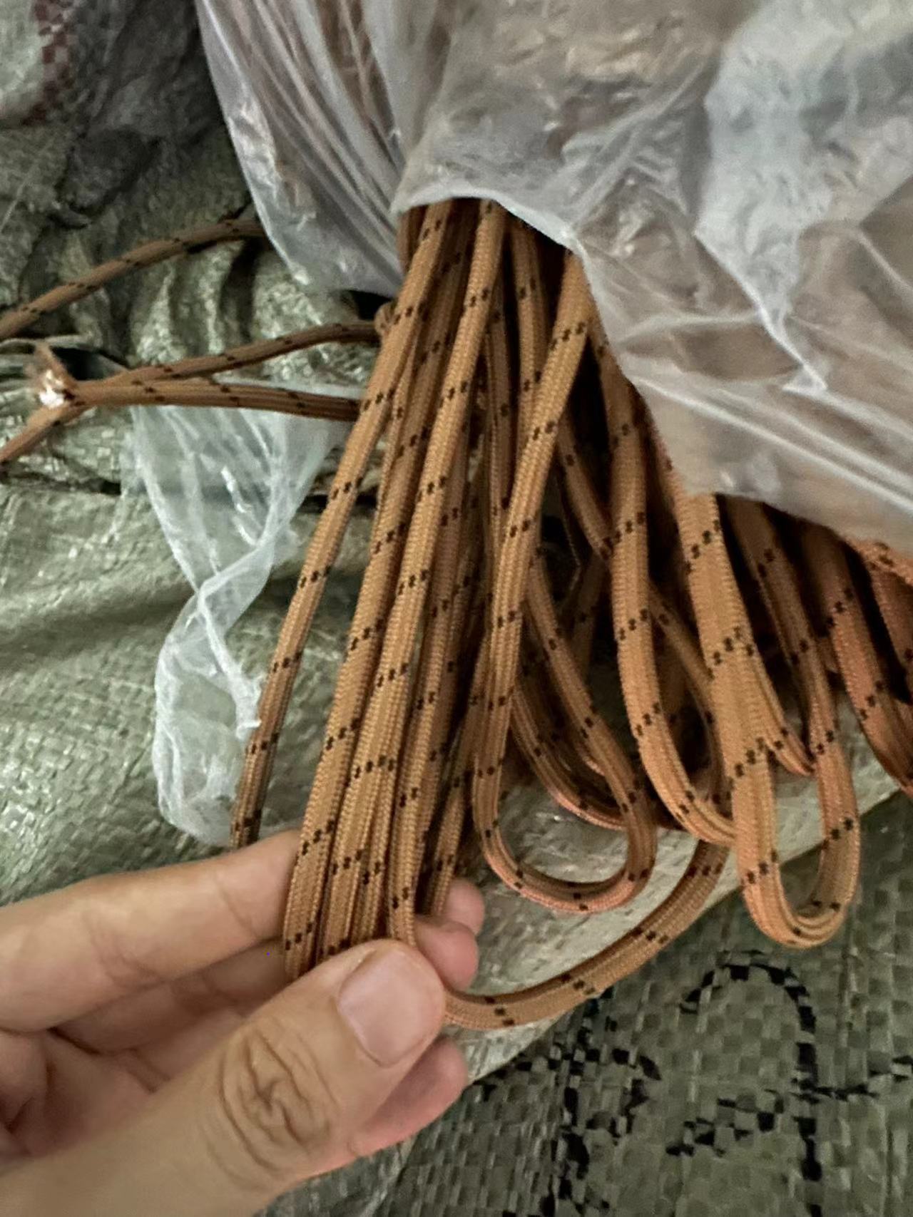 Cordones redondos de 5 mm para zapatos de papá, botas de senderismo, botas estilo Martin, con rayas diagonales en negro, blanco y amarillo.
