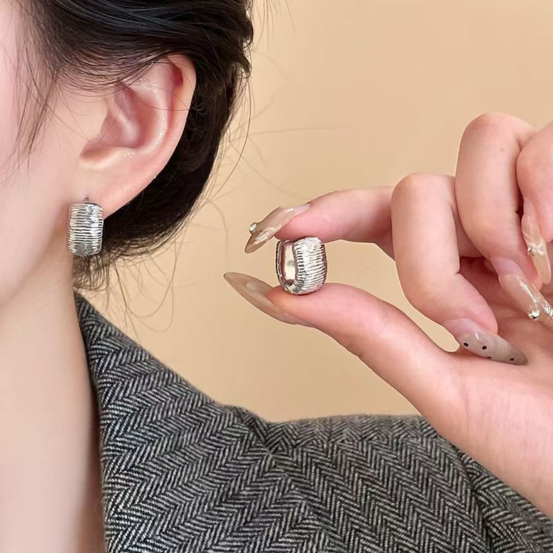 Especial estilo francés ligero de lujo nicho de diseño de pendientes personales fríos adornos de auriculares simples y exquisitos versátiles de alta calidad