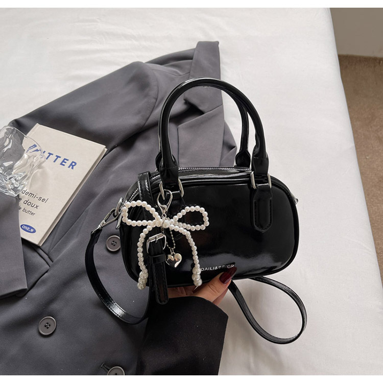 A fashionable Korean-style small square bag for women in the summer of 2025, featuring a simple and retro single-shoulder, crossbody and hand-held pillow bag undefined