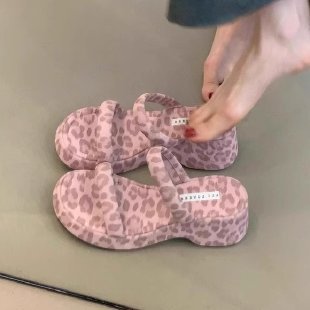 Versión de piel de oveja ~ Sandalias de leopardo rosa de nicho Sandalias y pantuflas de cuña de fondo suave para mujer Zapatos romanos de suela gruesa