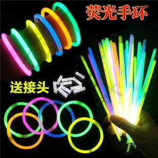 100 fluorescent sticks, a bucket of luminous bracelets, should be used to push children's luminous toys, stalls, night market stalls