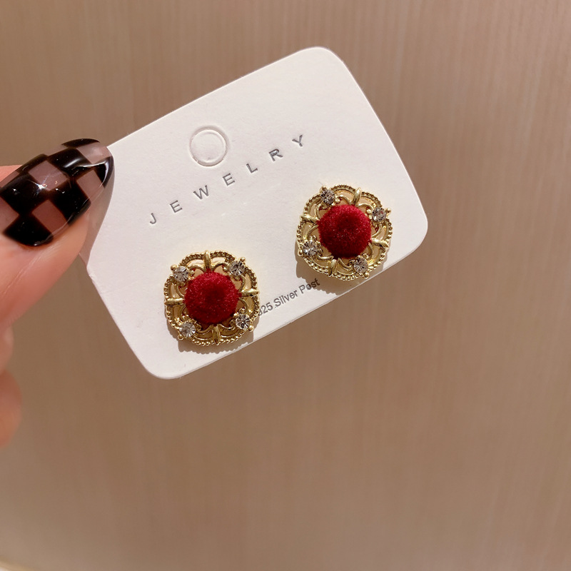 New Autumn And Winter Retro Velvet Geometric Earrings Fashion Stud Earrings For Women display picture 3