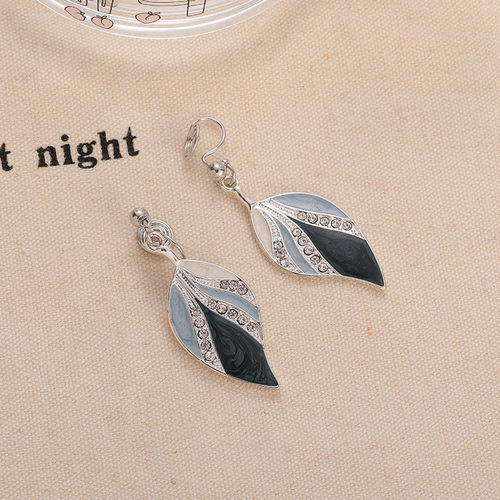Simple temperament, long diamond-encrusted oil painting, high-quality dreamy blue leaves, no pierced ears, mosquito coil disc ear clip