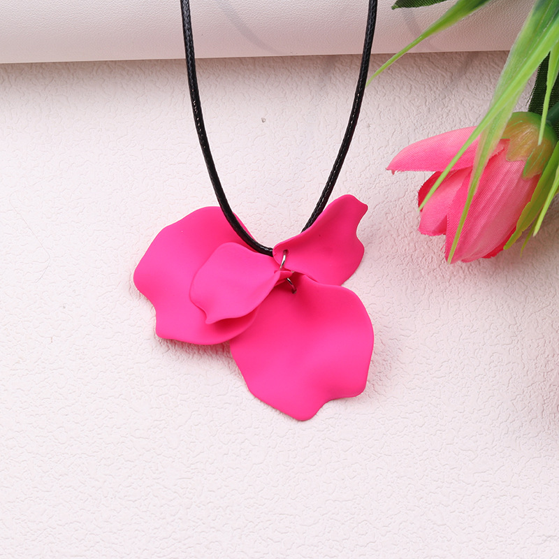 Elegant Flower Arylic Pu Leather Spray Paint Women's Pendant Necklace display picture 2