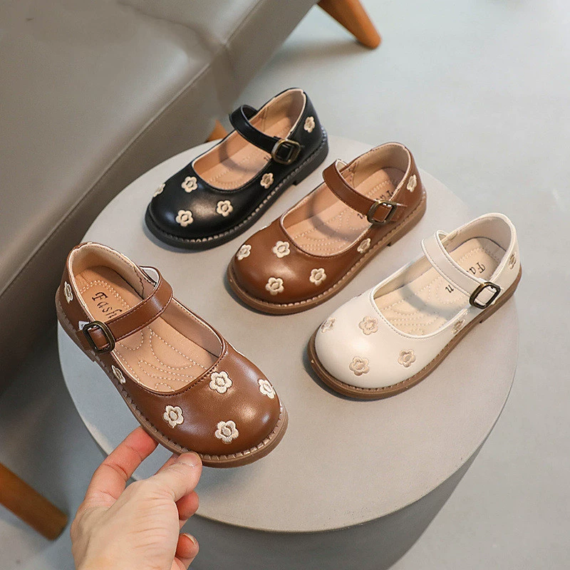 Кожаные туфли для девочек с цветочной вышивкой в китайском стиле, весна 2024 года, милые туфли на мягкой подошве в Корейском стиле для принцесс, с глубоким вырезом