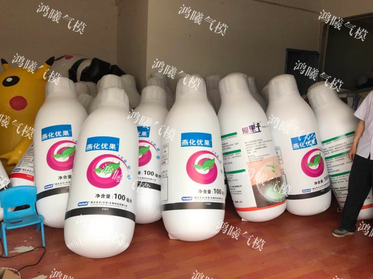 PVC充气饮料瓶 矿泉水瓶子模型牛奶盒装气模闭气各种造型吹气玩具