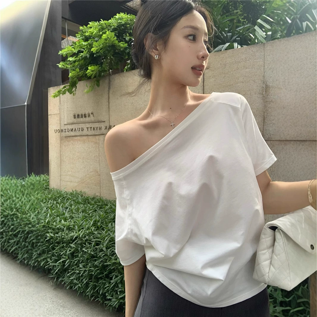 Косые плечи свободная горячая девушка с короткими рукавами футболка женская 2025 новый летний повседневный нерегулярный сплошной универсальный студенческий топ