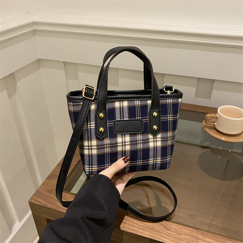 Este año, la moda coreana temperamento brazalete bolso especial de moda para mujeres 2024 nuevo bolso de mano simple de gran capacidad para mujeres