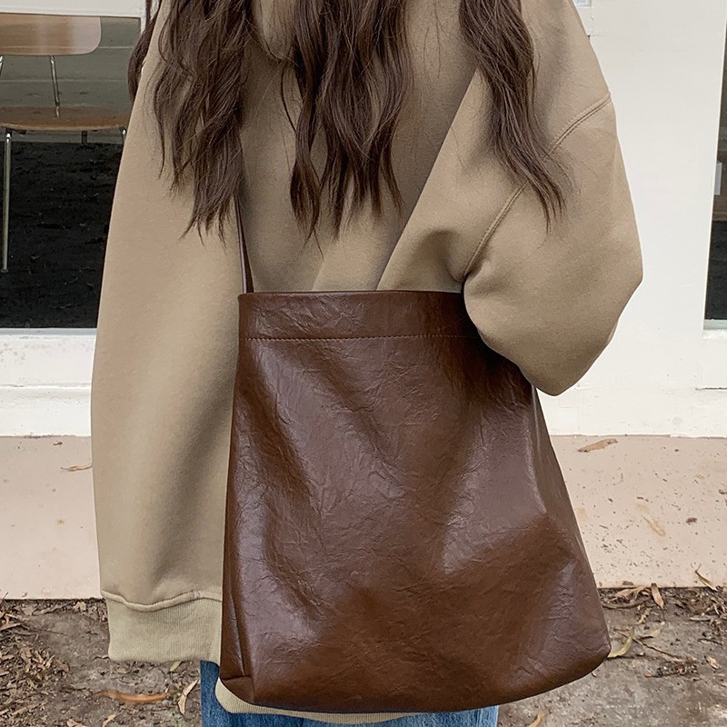 Lazy Large-Capacity Tote Bag for Women, New 2026 Fashion Commuter Soft Leather Bucket Bag, College Student Crossbody Shoulder Bag