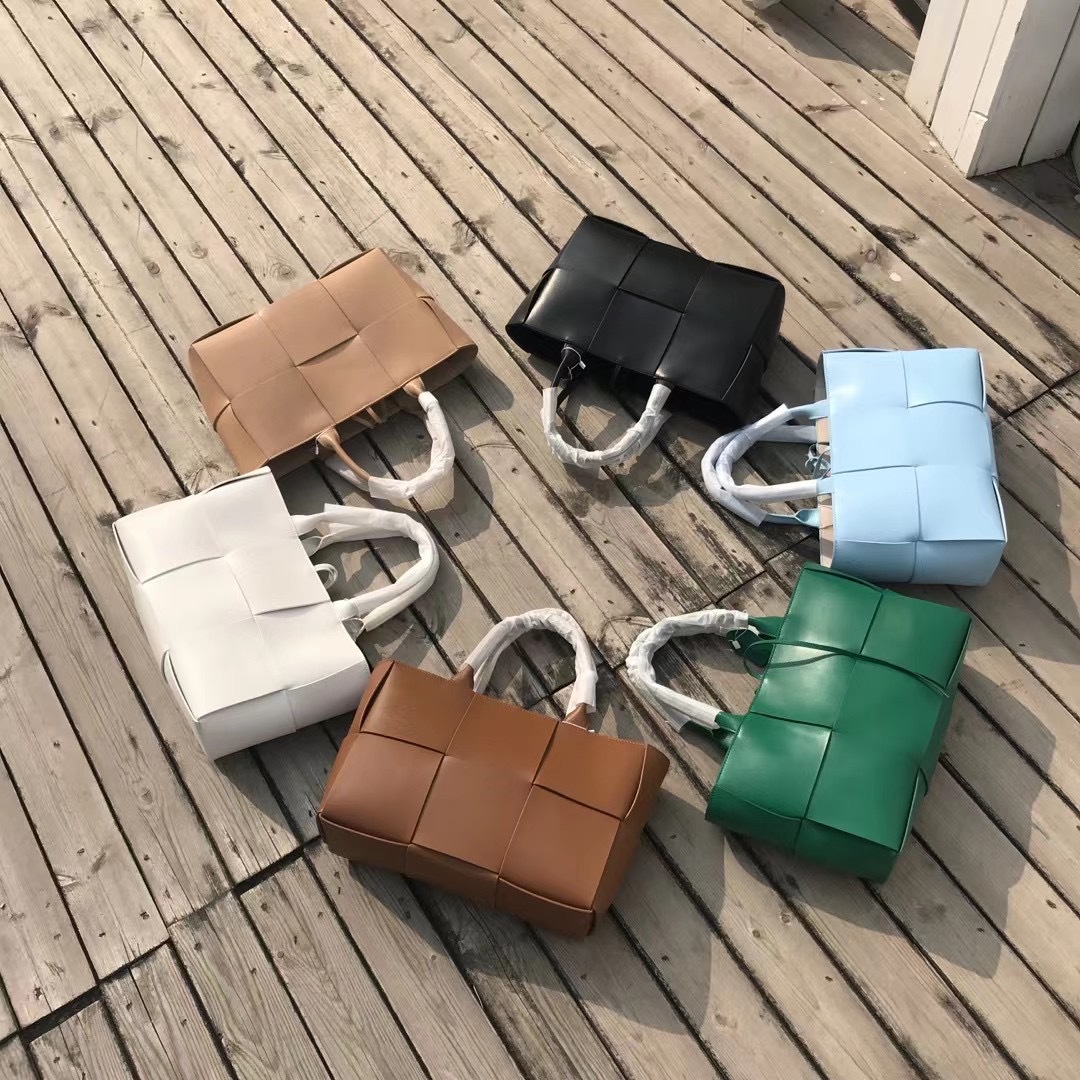 Bolso tote ARCO de moda para la primavera 2025, estilo internet, gran capacidad, con bolsa interior con cremallera, bolso de hombro, 6 colores, en stock.