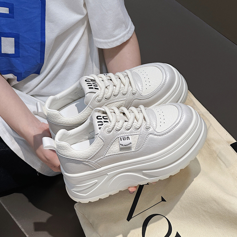 Zapatos blancos de suela gruesa para mujer 2025 primavera nuevo estilo cuero pequeño moda zapatos casuales de todo fósforo estudiantes zapatos de tabla de aumento