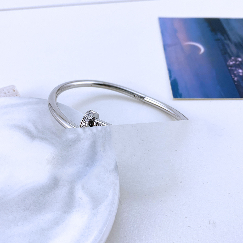 Estilo europeo y americano clásico transfronterizo acero de titanio oro rosa no se desvanece pulsera con forma de clavo celebridad de Internet pulsera de moda de lujo ligero mujer