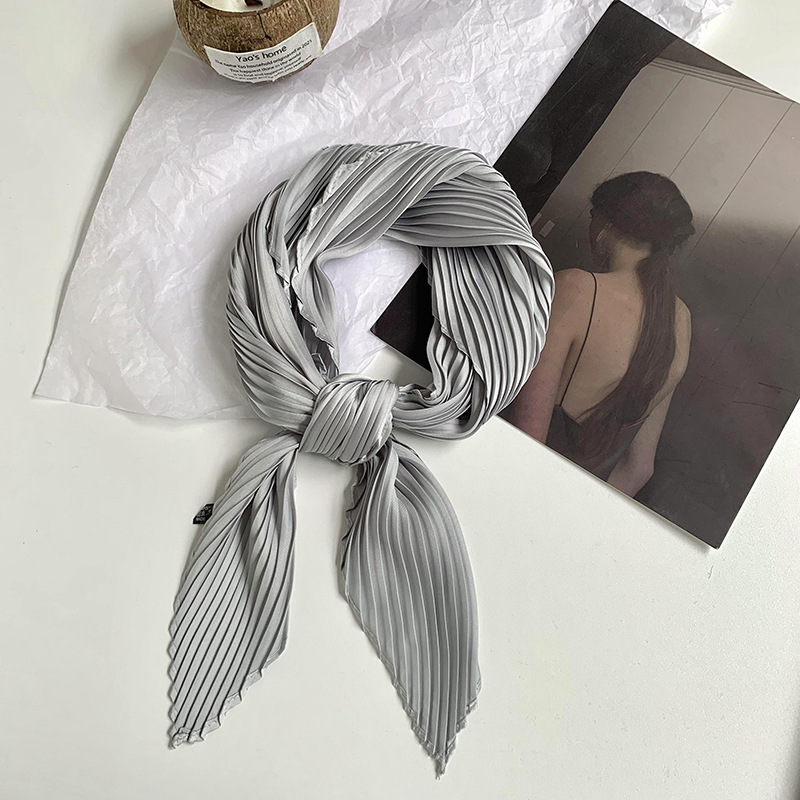 Pañuelo de seda de alta calidad nuevo estilo de color sólido arrugado bufanda de seda para mujer bufanda en forma de diamante versión coreana de la bufanda de seda de imitación pequeña bufanda en la cabeza banda para el cabello
