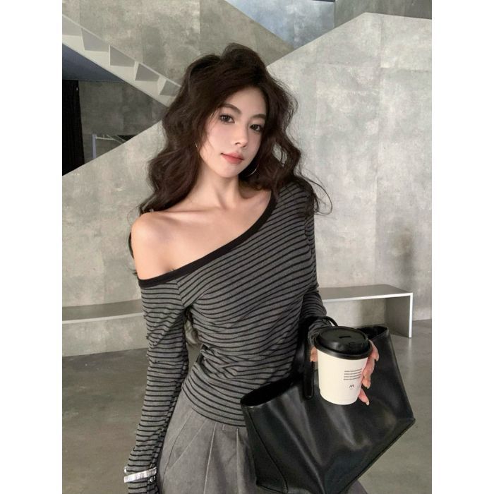 设计感斜肩条纹长袖T恤女春秋美式辣妹修身内搭露肩打底衫短上衣|undefined