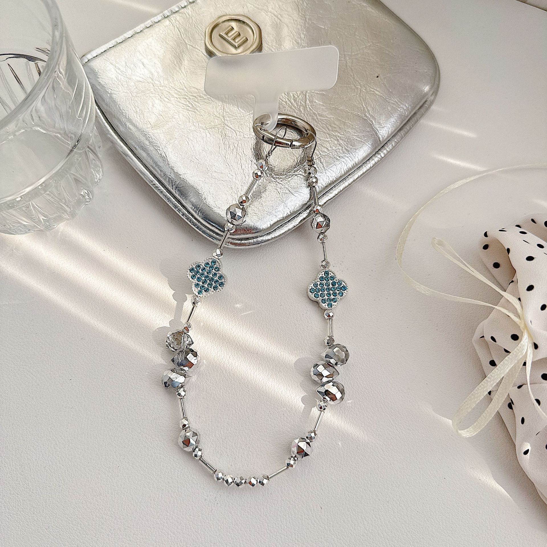 Cadena de teléfono móvil de alta gama hecha a mano boutique, cadena de muñeca de trébol de cuatro hojas de diamantes de lujo femenino, cadena de teléfono móvil de moda, sección corta