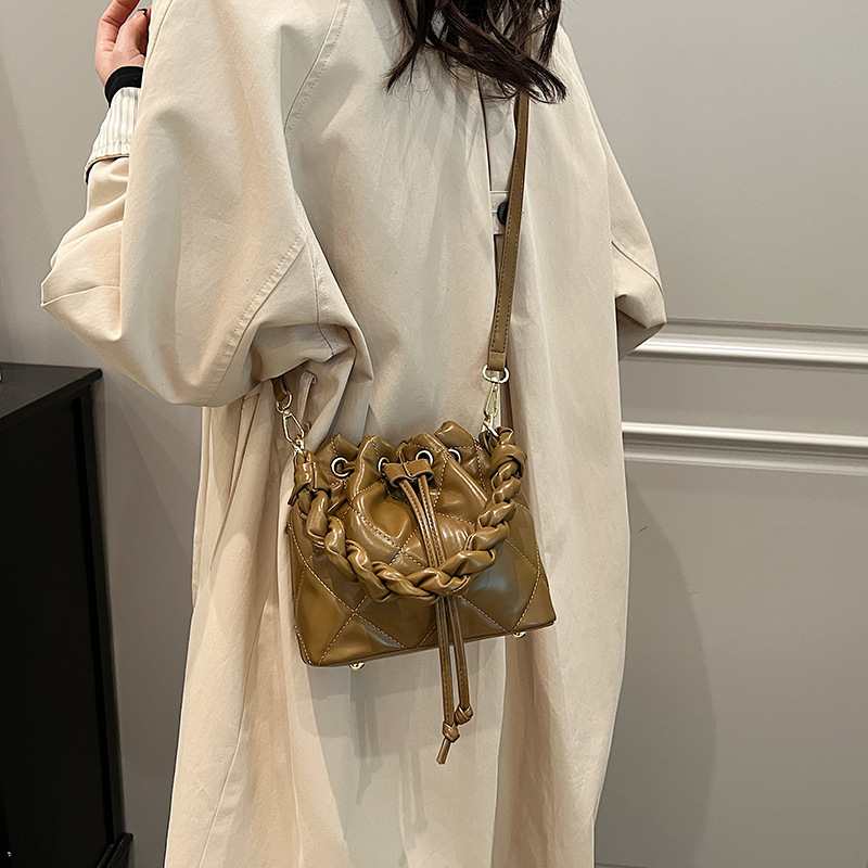 2024 primavera nueva textura de alta calidad de gran capacidad de extracción de cinturón de diamante estilo simple retro bolso de mujer de cubo de aire