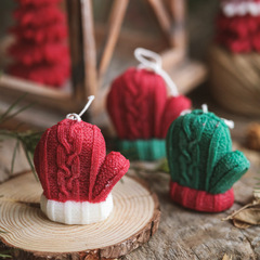 クリスマスの毛糸の小さい手袋のアロマキャンドルの祝日の贈り物insの写真を撮る道具diyのアイデアはアロマキャンドルを並べます。