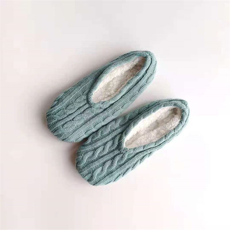 여자의 라이트 블루 트위스트 보트 양말