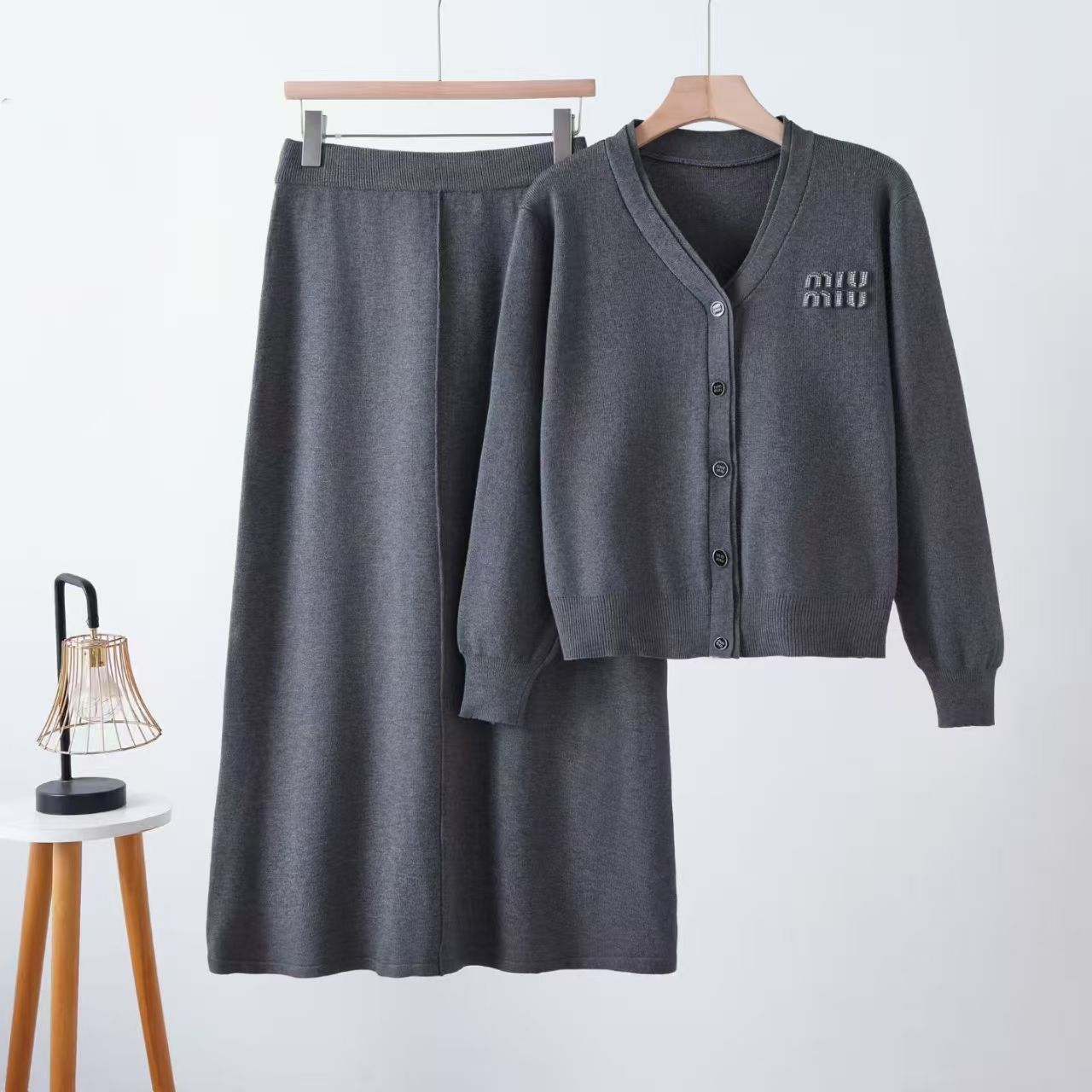 跨境2025年新款秋冬开衫女V领宽松外搭针织半身裙两件套休闲套装