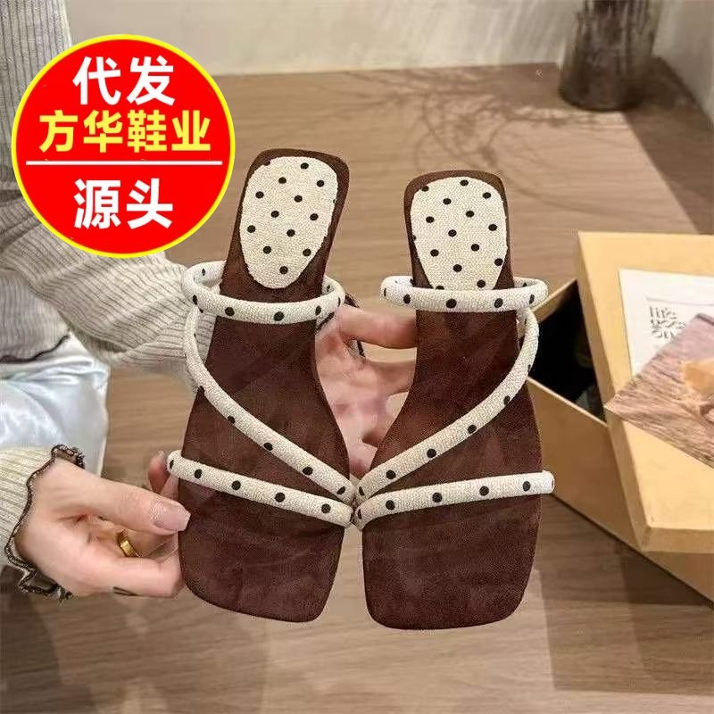 Diseño sensación de nicho sandalias mujeres verano 2026 estilo francés retro versátil pendiente cruzada tacones sandalias de talón alto image 1