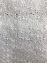 多色棉布绣花面料 9088棉布冲孔绣花布 满幅高密度绣花 现货供应