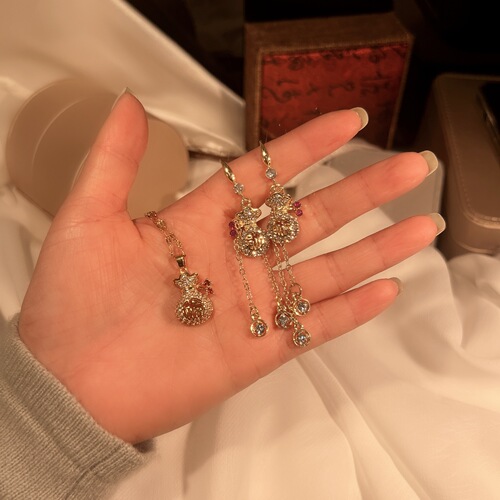 New hollow money bag titanium steel necklace with diamond setting, fashionable necklace for women, lucky bag lockchain.