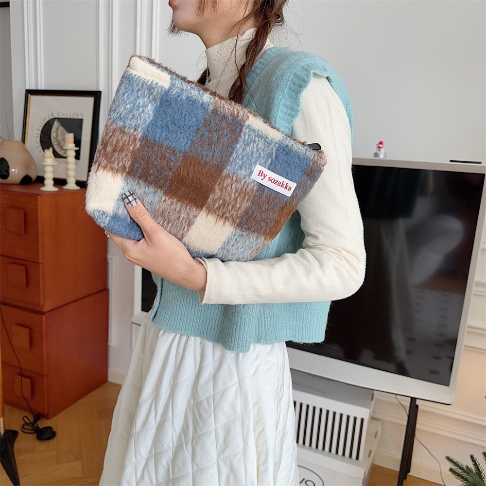 The 311023 ins Korean style checkered retro simple large-capacity woolen makeup bag is paired with a pocket purse undefined
